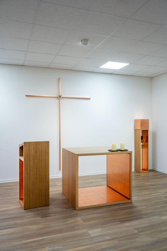 Lesepult, Kreuz, Altar und Tabernakel