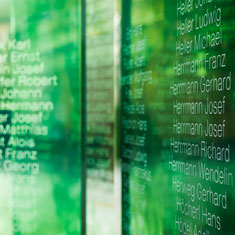 Grüne Glastafeln mit Namen im Weltkrieg Gefallener