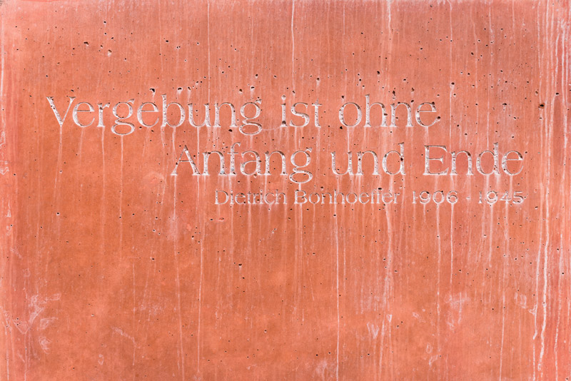 Rote Betonfläche mit Zitat von Dietrich Bonhoeffer (Vergebung ist ohne Anfang und Ende), Detail
