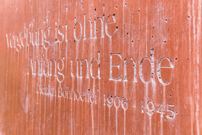 Rote Betonfläche mit Zitat von Dietrich Bonhoeffer, Detail