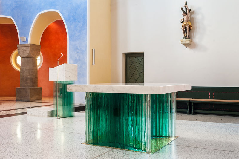 Altartisch und Ambo mit Figur des Heiligen Stephanus im Hintergrund