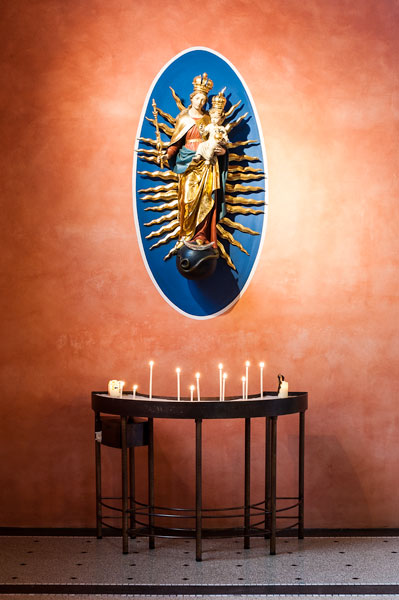 Marienfigur mit Opferstock