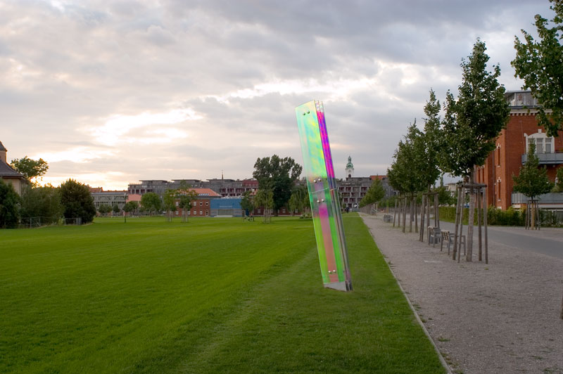 Parklandschaft mit schrägstehender Glasstele