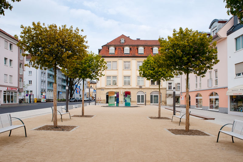 Gesamtansicht des Platzes mit Brunnen