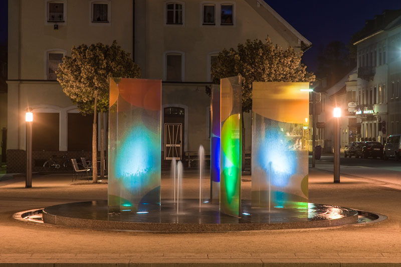 Gesamtansicht des Brunnens bei Nacht