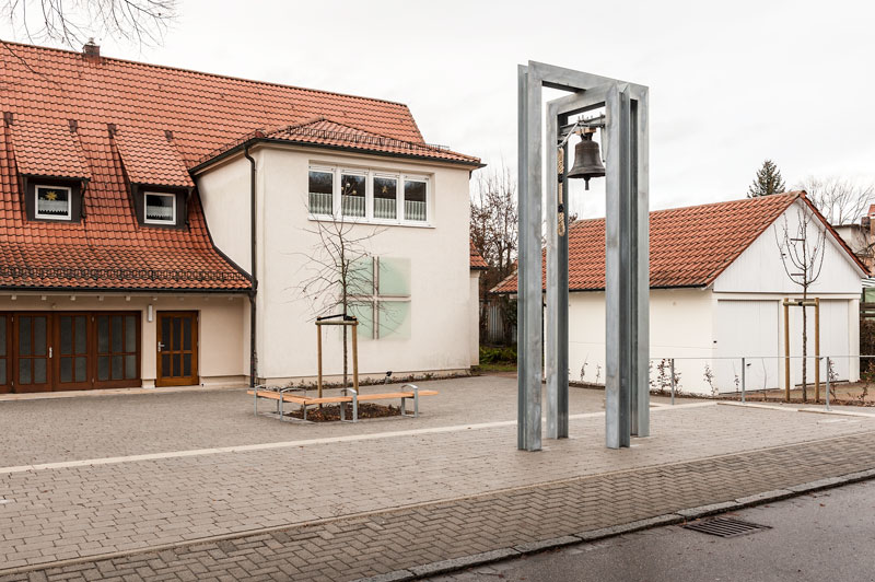 Gesamtansicht des Platzes mit Glockenturm