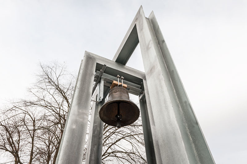 Der freistehende Glockenturm von schräg unten