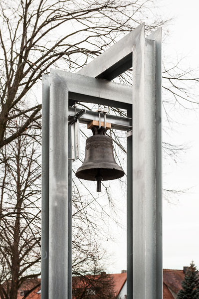 Glockenstuhl mit Glocke