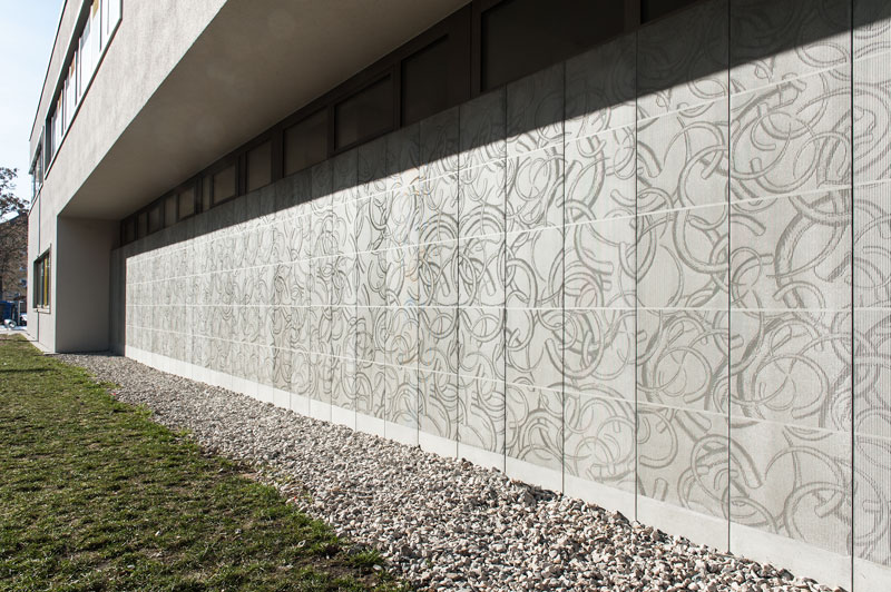 Betonwand mit Stosszähnenrelief, Gesamtansicht