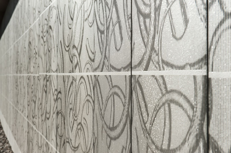 Betonwand mit Stosszähnenrelief, Detail