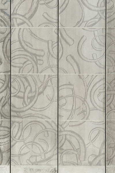 Betonwand mit Stosszähnenrelief, Detail
