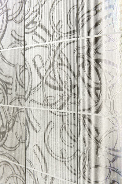 Betonwand mit Stosszähnenrelief, Detail