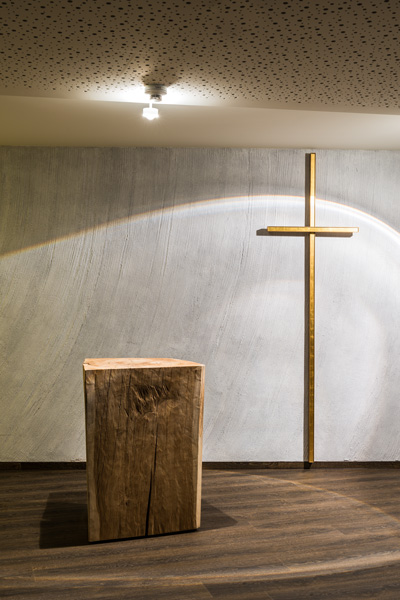 Altar und Kreuz
