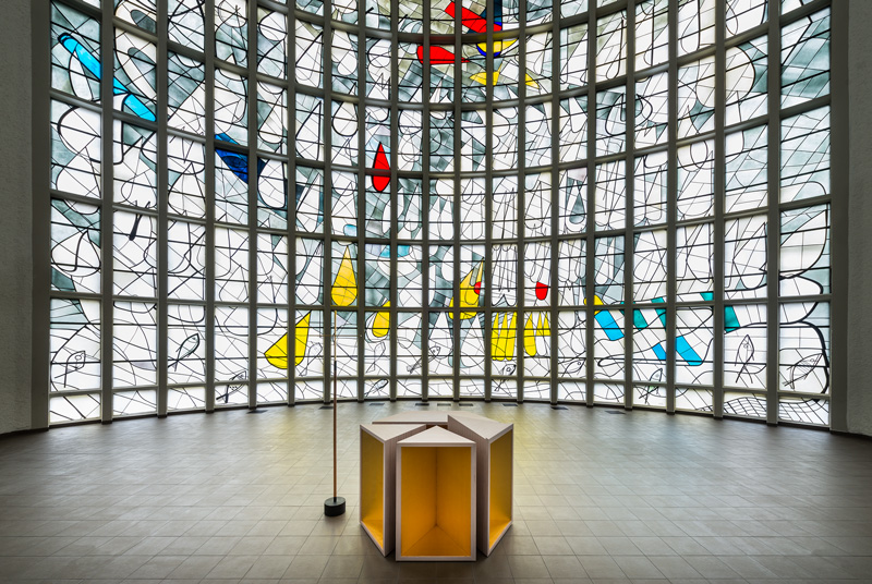 Ambo und Altar von links