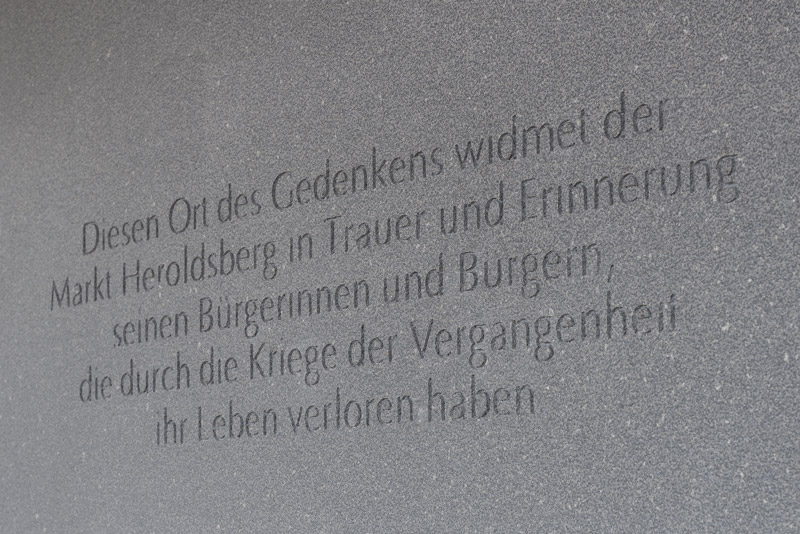 Basalttafel mit Widmungstext
