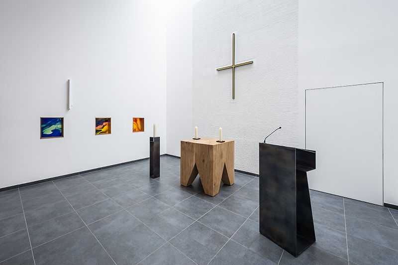 Schrägansicht mit Altar, Kreuz, Lesepult und Osterleuchter