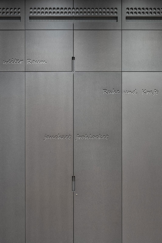 Detail eines Schrankes mit eingefrästen Schriftzügen