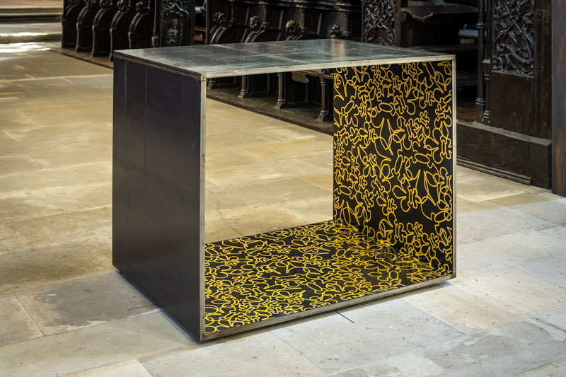 Neuer Altar aus Walzstahl mit Vergoldungen