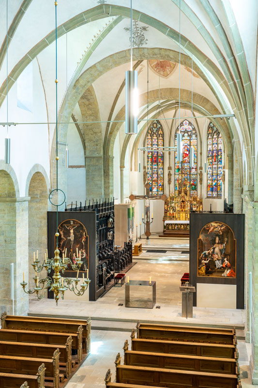 Ansicht des gesamten Altarraumes von der Empore