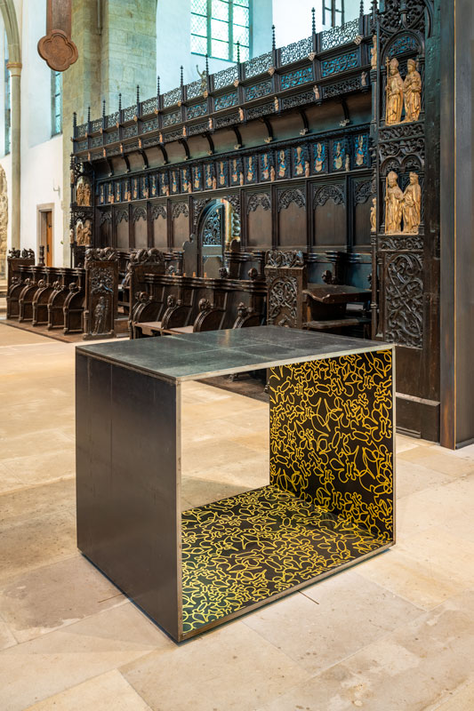 Altar mit Chorgestühl im Hintergrund