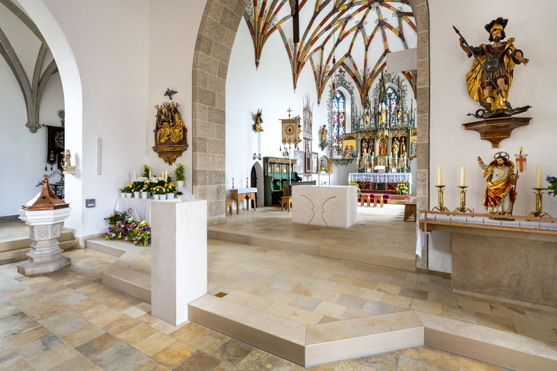 Mariä Himmelfahrt, Allmendingen, Altaransicht mit Ambo und Altar