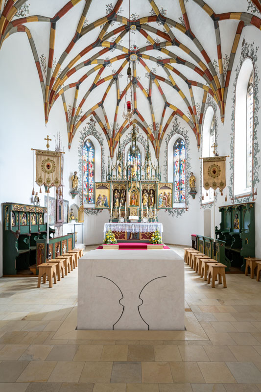 Neuer Altar mit historischem Hochaltar