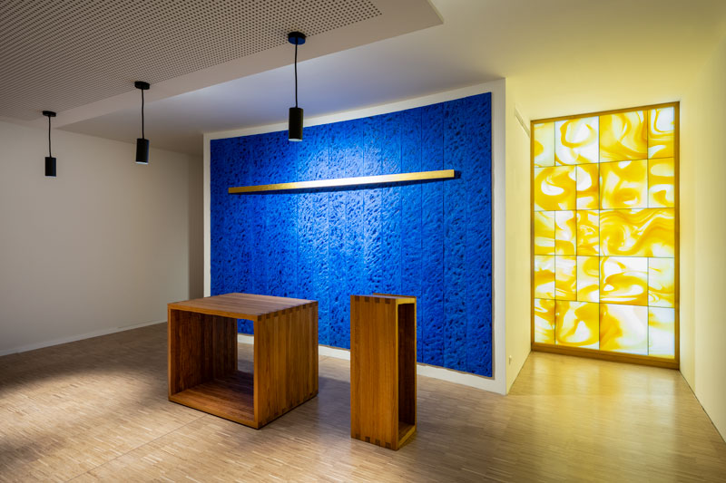 Lesepult, Kreuz, Altar und Tabernakel