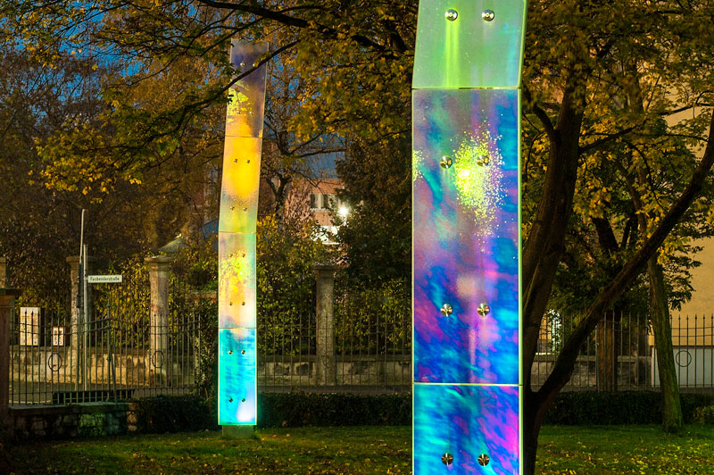 Zwei Glasstelen, nachts