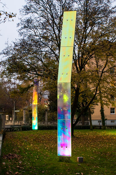 Zwei Glasstelen