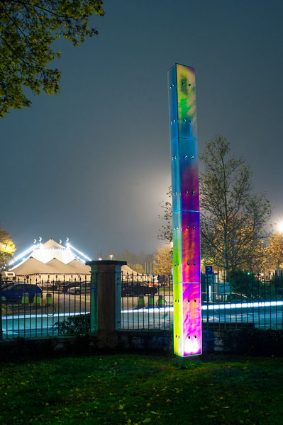 Eine Glasstele, nachts