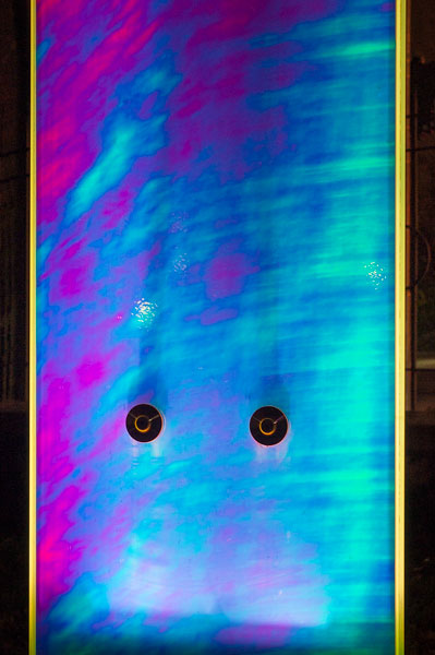 Detail einer Glasstele, nachts