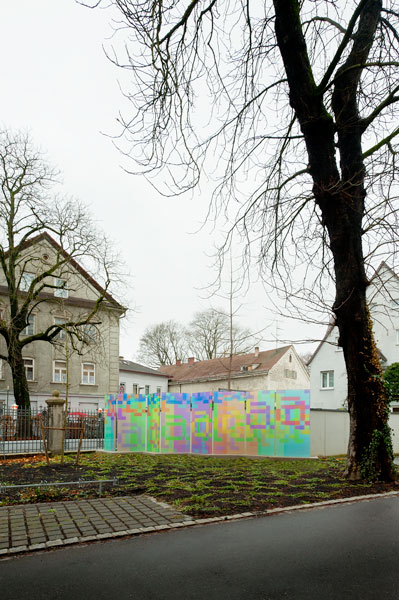 Gesamtansicht des Paravents mi altem Baum rechts davon