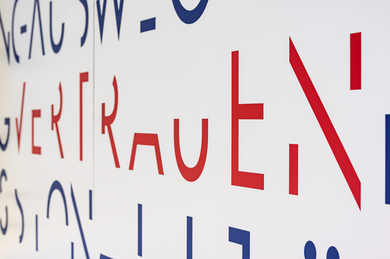 Schrägansicht der Schrift auf der Brüstung, Detail
