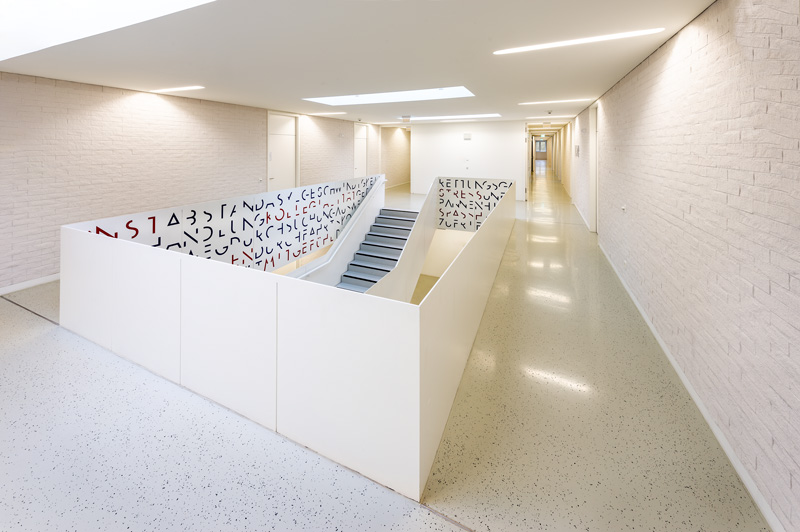 Brüstung im ersten Obergeschoss mit Blick in den Flur