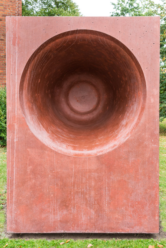 Frontalansicht der Betonskulptur
